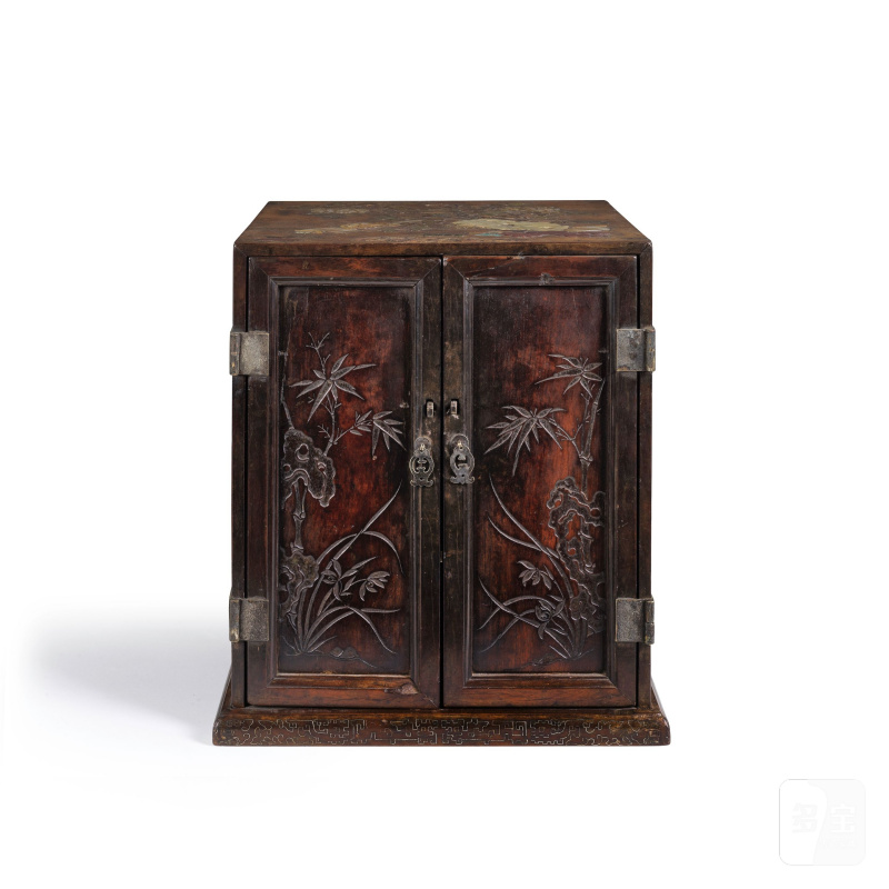 清 紫檀及硬木嵌寶櫃 | CABINET EN ZITAN ET BOIS DUR ET INCRUSTATIONS DE PIERRES DURES ET NACRE - 图12